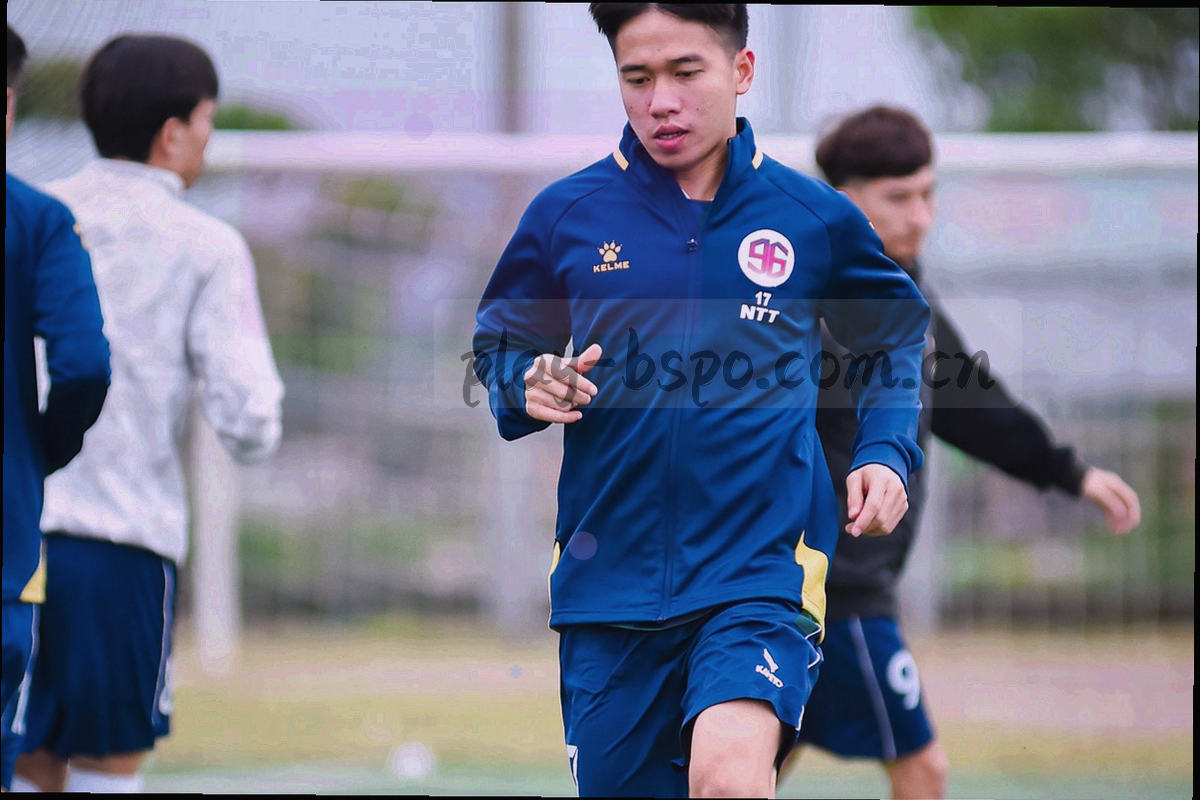 远去的路径和光点，象征BSPORTS竞娱的发展进程